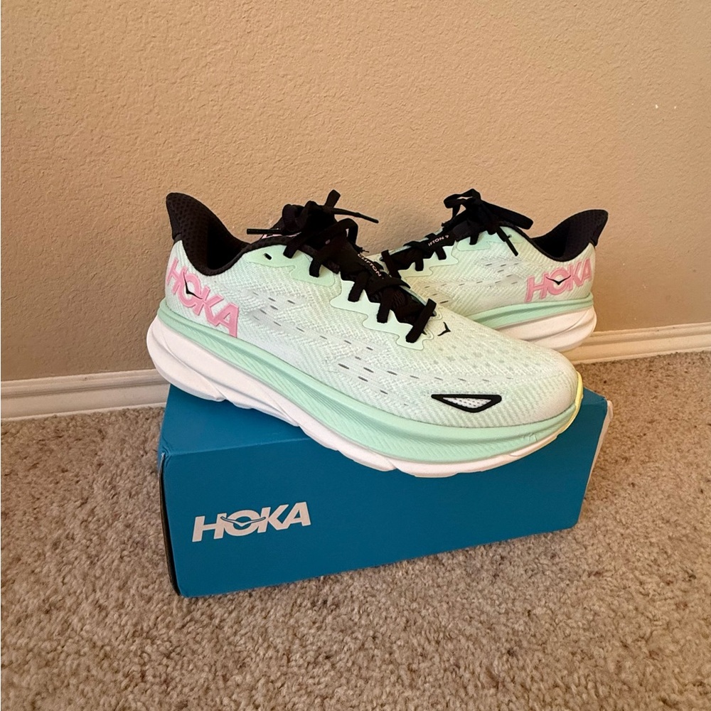 Clifton 9 Hoka Pastel Green and Black Sneakers